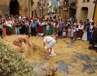 Herritarrek, kaleek eta etxeetako atariek denboran atzera egin dute Erdi Aroko Festa arrakastatsuan