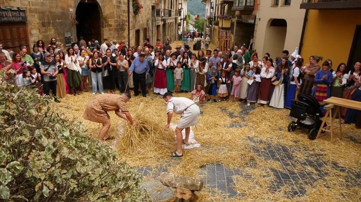 Herritarrek, kaleek eta etxeetako atariek denboran atzera egin dute Erdi Aroko Festa arrakastatsuan