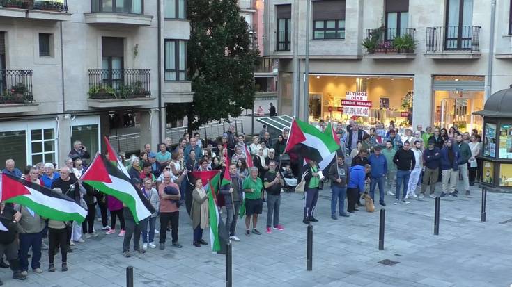 Palestinako genozidioa salatzeko astelehenero egingo dituzten lehen elkarretaratzea egin zuten atzo Zubimusun