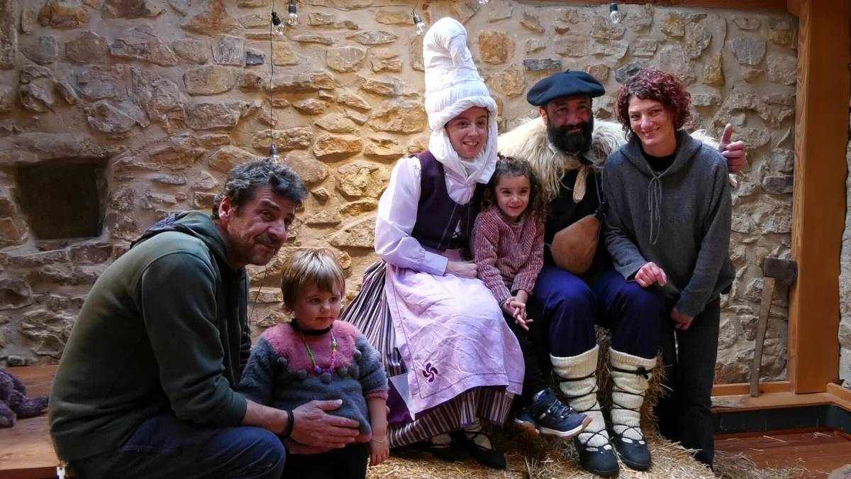 Olentzero eta Mari Domingik haurren eskutitzak jaso zituzten Anduetzan