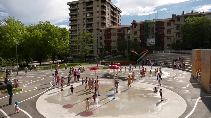 Dolarea parkeko ur jolasak martxan