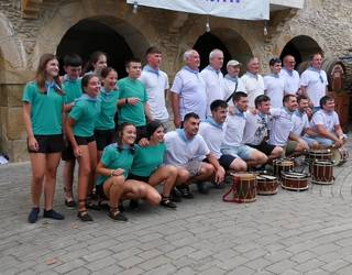 Makilaren jaitsierak, pregoiak eta txistularien omenaldiak abiarazi dituzte Gabiriako festak