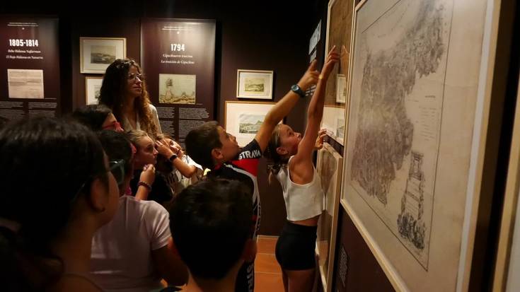 XIX. mendeko Gipuzkoa ezagutzeko aukera aparta izan zuten Zumalakarregi Museoaren familia tailerrean