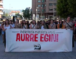 Taberna batean izandako eraso matxista bat salatzeko elkarretaratzea egin zuen Itaiak