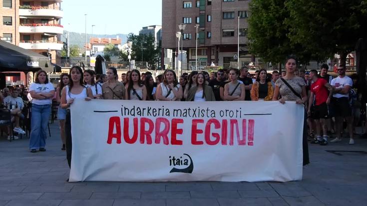 Taberna batean izandako eraso matxista bat salatzeko elkarretaratzea egin zuen Itaiak