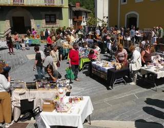 Udaberri giroan, bertako ekoizleen saltoki bihurtu zen plaza