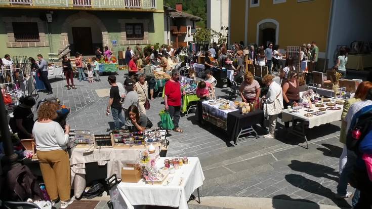 Udaberri giroan, bertako ekoizleen saltoki bihurtu zen plaza