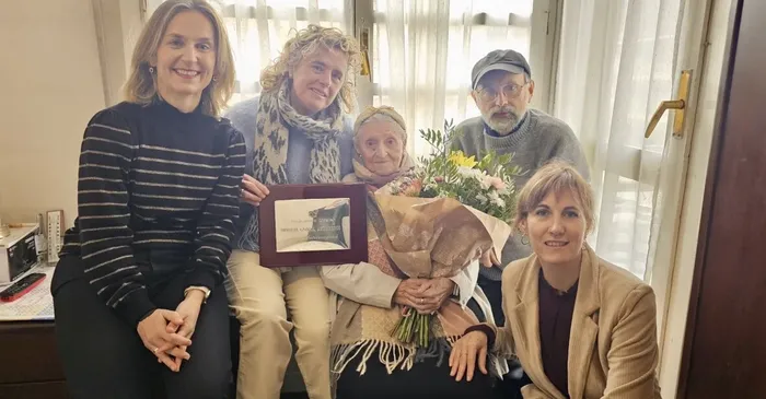 Dionisia Larrea Azurmendik 100 urte bete ditu