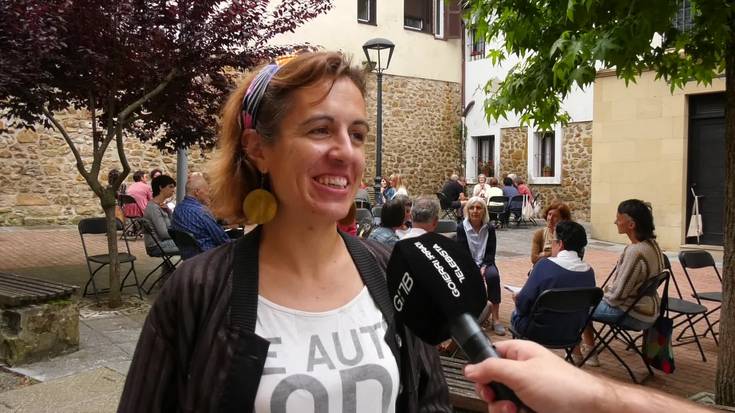 Goierriko Irakurle Taldeen Topaketak Katixa Agirre eta 'Barne zerbitzuak' bere eleberria izan zituzten protagonista