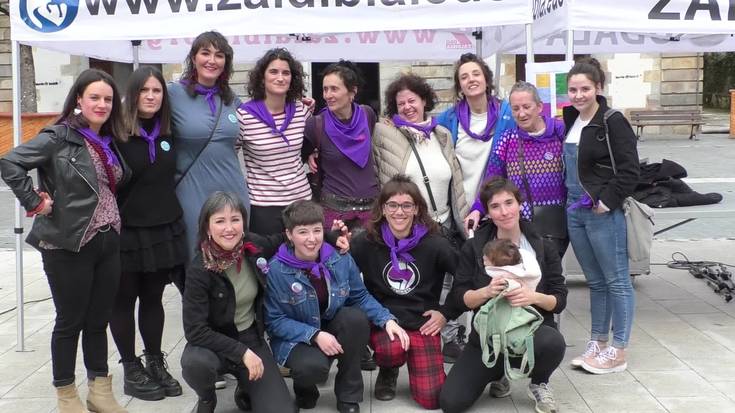 Ekitaldi feminista egin zuten herriko plazan Ttipi Ttapa Morearen ondoren