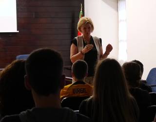 Telefono mugikorraren eta pantailen erabileraren inguruko hitzaldia jaso dute ataundarrek