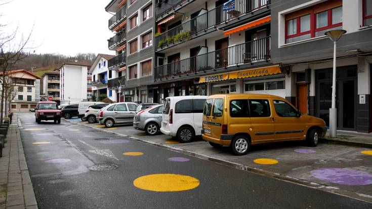 Hamabost minutuko aparkaldi mugatuak plaza inguruan