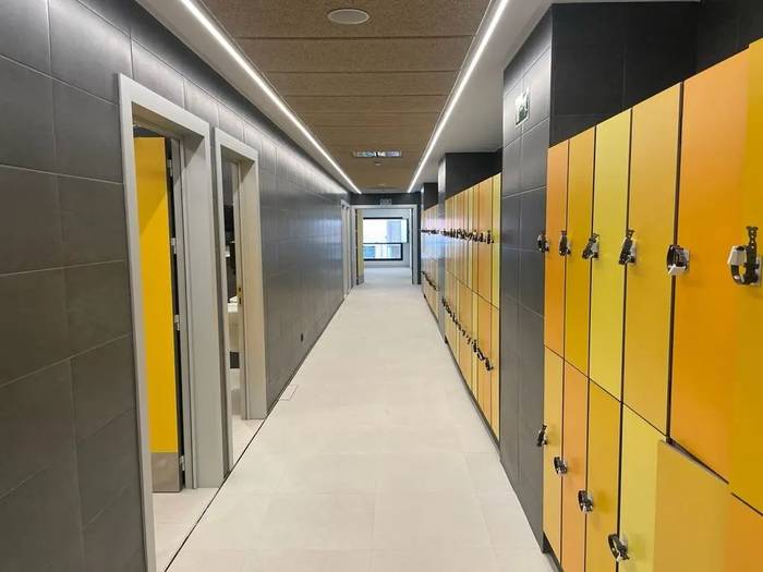Lazkaoko udal kiroldegiko igerilekuko aldagela berriak martxan