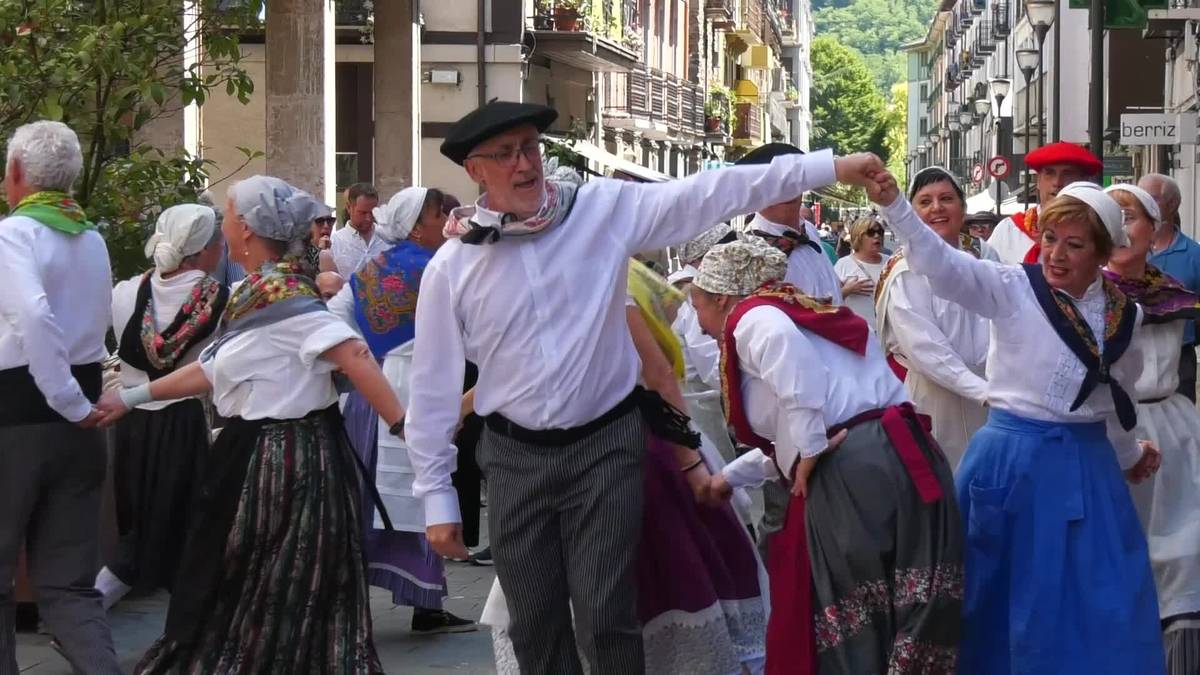Euskal Herriko leku ezberdinetako hiru talde ezberdinek dantzatu zuten XXIV. dantza topaketan
