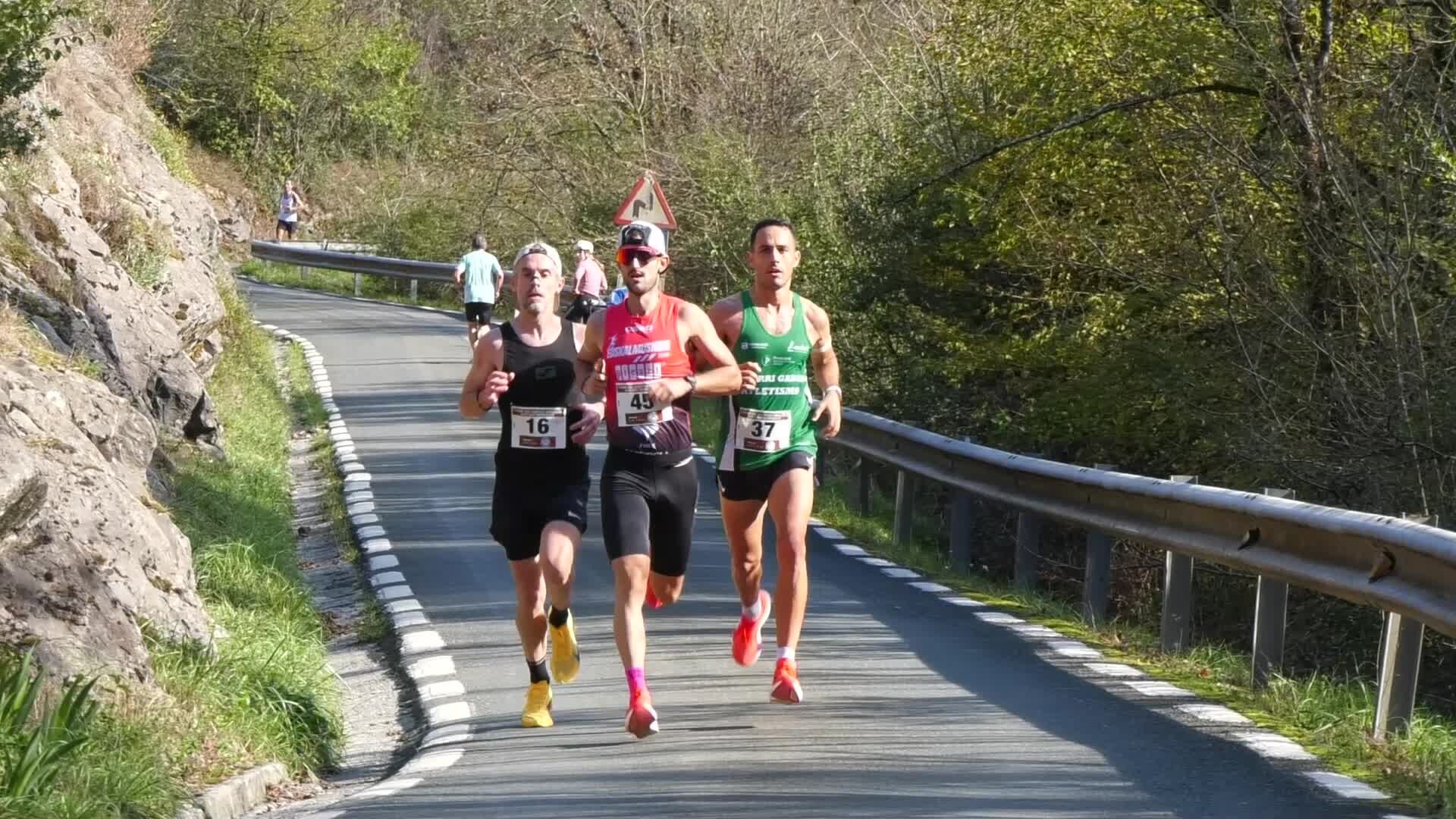 David Martin eta Enara Agote nagusi Ataungo Hiru Auzoetako Korrikaldian