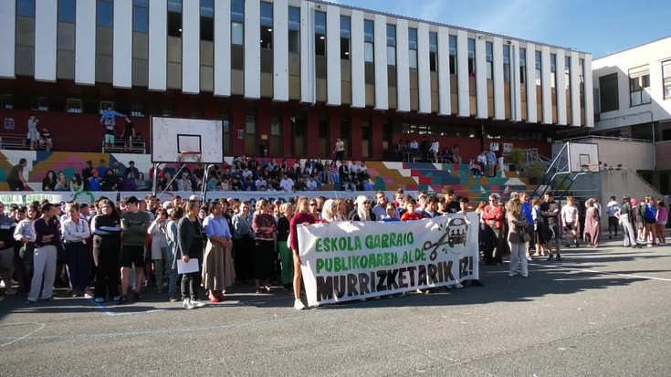 Eskola garraio publikoa berrezartzeko eskatu dute Oiangurenen egindako ordu erdiko geldialdian