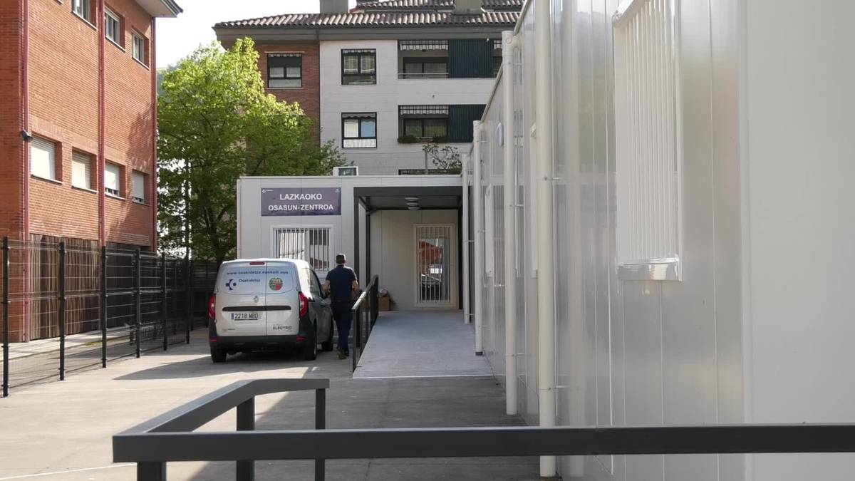 Osasun zentroaren berritze lanak direla eta, behin-behineko modulo bat ezarri dute kale berean