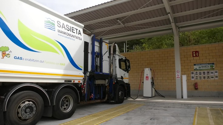 Sasietak Gas Natural Konprimituzko instalazio berria inauguratu du hondakin-bilketako kamioientzat