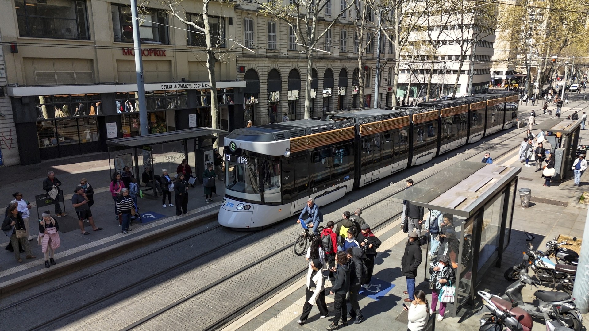 15 tren-tranbiaren hornikuntza esleitu diote CAFi Parisko eskualdean
