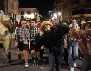 Gau Beltz arrakastatsua ospatu zuten 330 bat lazkaotarrek, herriko talde eta eragileekin batera