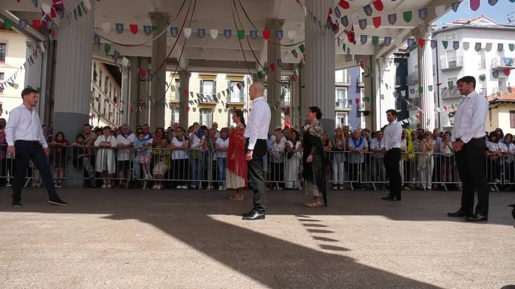 12 bikotek parte hartuko dute Santanazaleen esku-dantzan