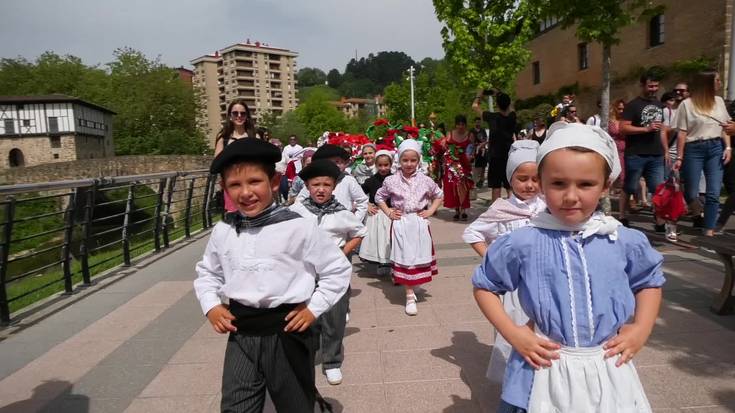 Dantzari txiki egunak Beasaingo kaleak girotu zituen igandean
