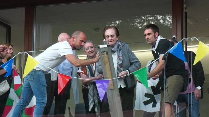 Txupinazoa botata, festa giroan murgildu dira zaldibitarrak