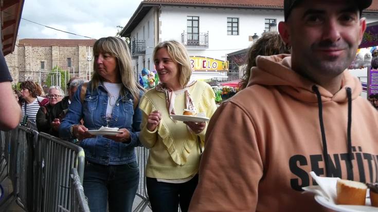 Sardina erreak dastatu zituzten lazkaotarrek festetan ohikoa duten bezala