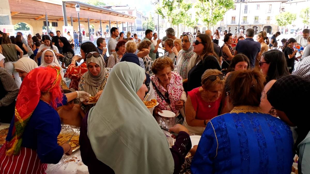 Koloreak, musika eta jakiak Kulturarteko Jaialdiaren bigarren edizioko protagonistak