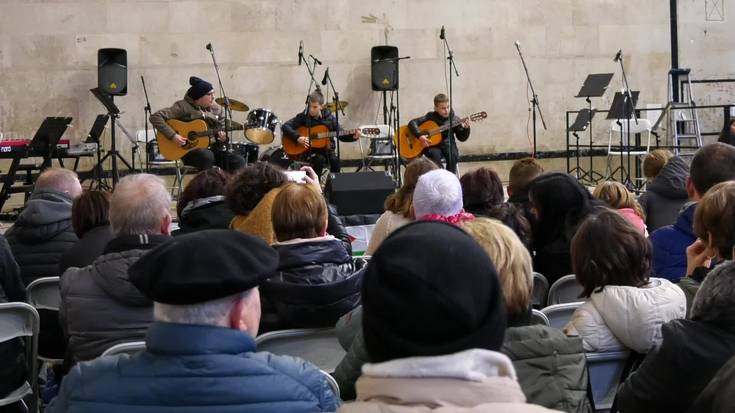 Lazkao Txiki Musika Eskolako ikasleen musikak epeldu zuen giroa Santa Xexili ospatzeko ekitaldian