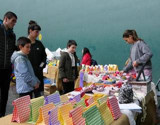 Gabonen atarian Alaken azoka egin zuten frontoian