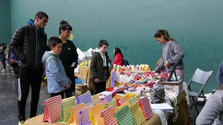 Gabonen atarian Alaken azoka egin zuten frontoian