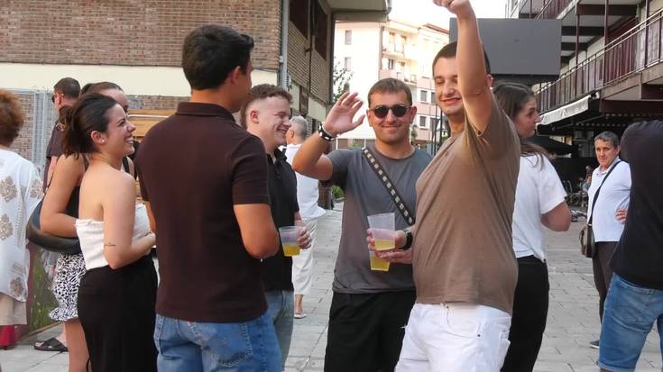 Ezkiaga auzoko bizilagunek sagardo dastaketaz eta txistorra eta sardina janaz gozatu dute