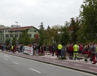 CAFeko langileek lanuztea egin dute erasoa salatzeko eta lantoki seguruak aldarrikatzeko