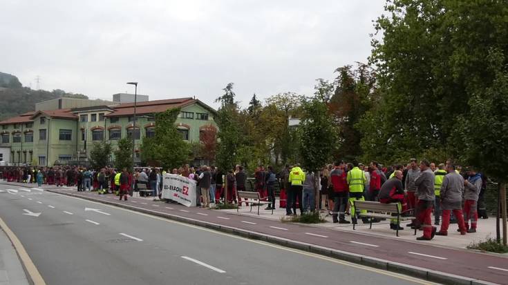 CAFeko langileek lanuztea egin dute erasoa salatzeko eta lantoki seguruak aldarrikatzeko