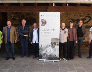 Ataunen aurkitutako arkeologia piezak ezagutzeko erakusketa zabaldu dute Barandiaran Museoan