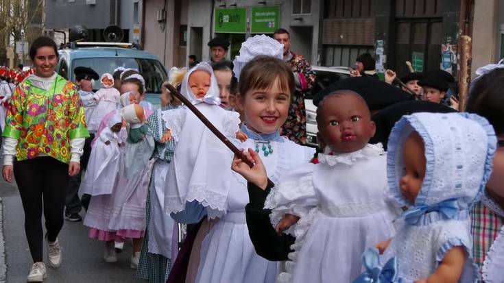 Jakintzako ikasleek desfilea eta dantza emanaldia eskaini zuten inauteri festan