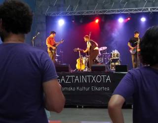 Ekaitzaren aurreko barealdian ospatu zuten Idi-Pest Jaialdia