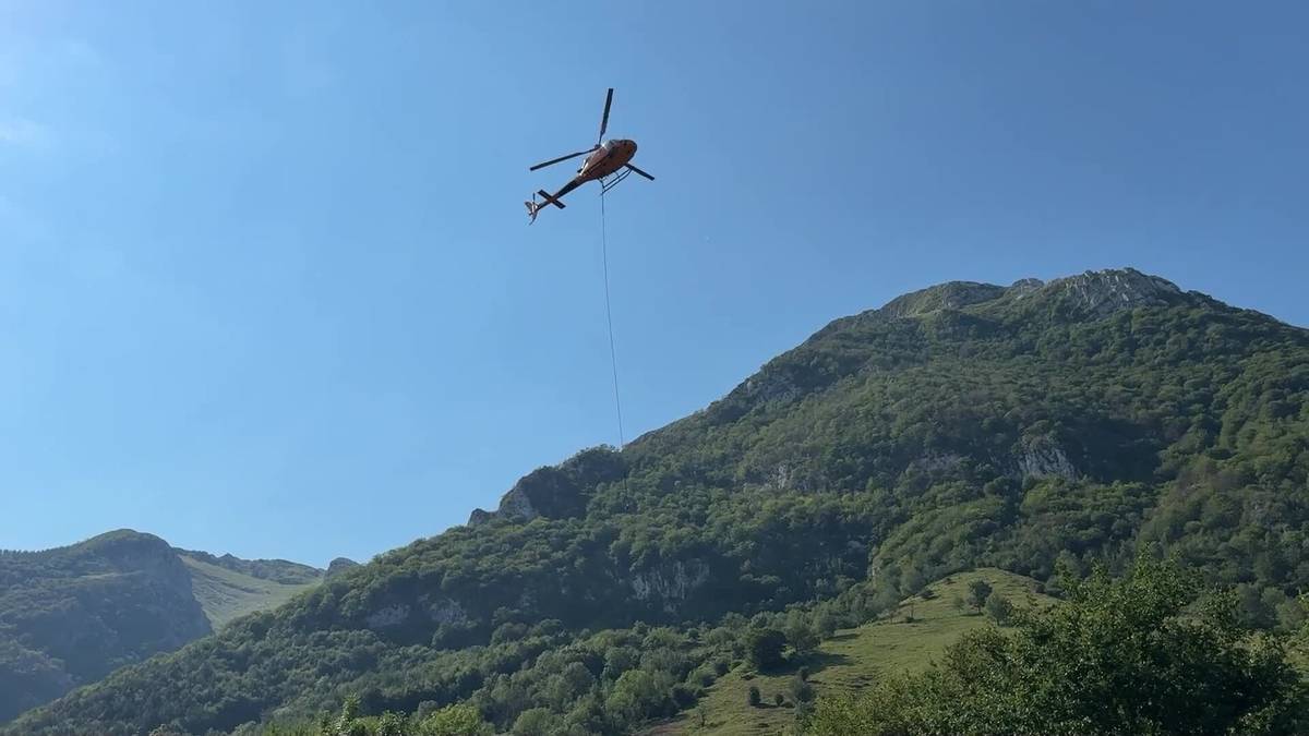 Irisgarritasun zaila duten kokalekuetara materiala eramateko helikopteroa erabili dute Aralarren
