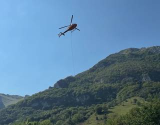 Irisgarritasun zaila duten kokalekuetara materiala eramateko helikopteroa erabili dute Aralarren