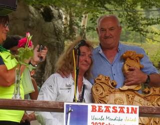 Auzokideak omendu eta elkarrekin bazkaldu zuten Beasainmendiko jaietan