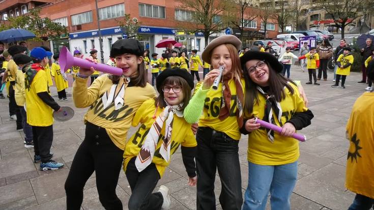 La Salle ikastetxeko txikiek inauteriak eraman dituzte kalera