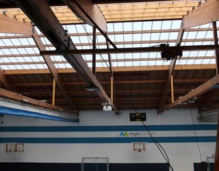 Ordiziako kiroldegiko kantxa nagusiko argizuloak berritu dituzte