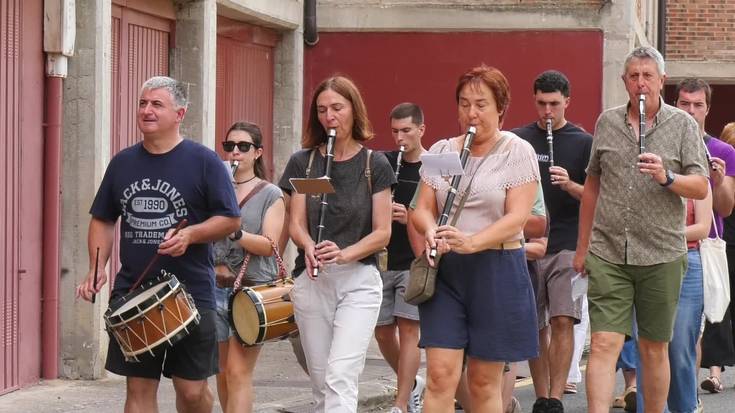 Txistu doinuak hedatu ziren herrian zehar