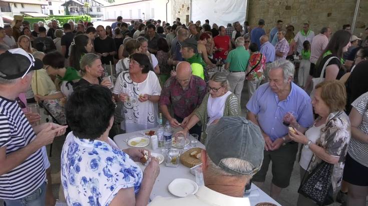 Herritarren arteko topaleku bihurtu zen, aurtengoan ere, jaietan egin ohi duten hamaiketakoa