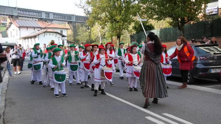 Ormaiztegiko helduen eta haurren danborradetako entsegu deialdia egin dute