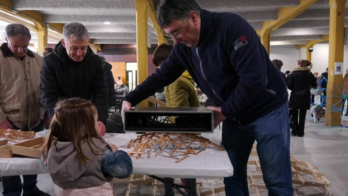 Matematikaz gozatu zuten herritarrek Lemniskata Zientzia Elkarteak antolatutako "Beasain Mateplaza" ekitaldian