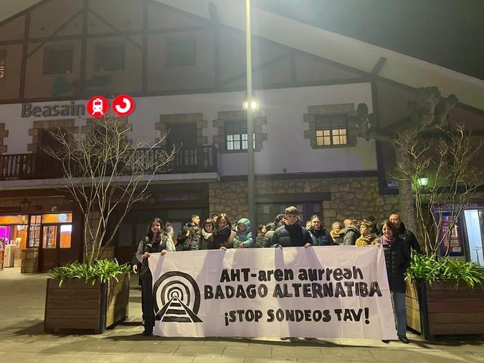 AHTaren aurkako eta tren sozialaren aldeko elkarretaratzea egin zuten