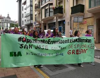 Manifestazioa egin dute San Jose egoitzako langileek 169. greba egunean