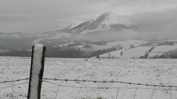 Zuriz inguratuta agurtu ditugu Gabonak